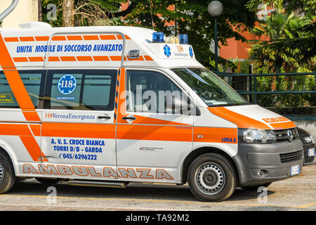 GARDA LAGO DI GARDA ITALIA - Settembre 2018: Emergenza ambulanza parcheggiato su una strada in Garda sul Lago di Garda Foto Stock