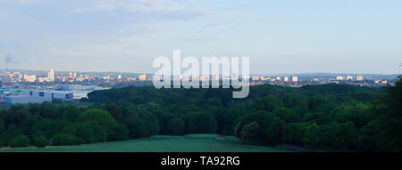 Panorama dello skyline di Leeds da Temple Newsam a Leeds Foto Stock