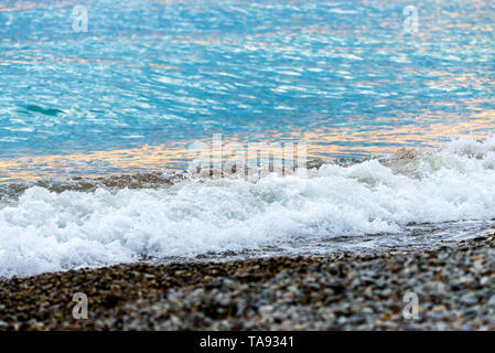 Riva del mare sulla spiaggia di pietra. Vista ravvicinata Foto Stock