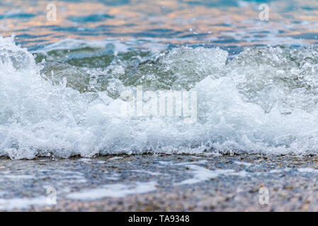 Riva del mare sulla spiaggia di pietra. Vista ravvicinata Foto Stock