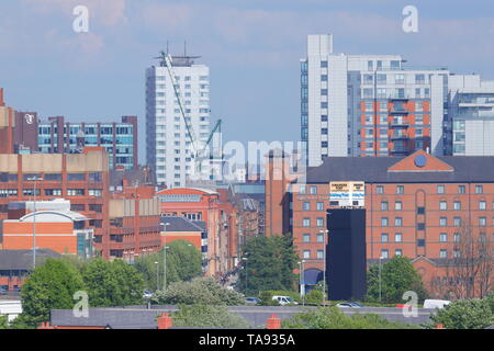 Guardando dall'altra parte verso Wellington Street a Leeds, con la vecchia torre dell'orologio dello Yorkshire Post e il Park Plaza Hotel Foto Stock