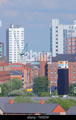 Guardando dall'altra parte verso Wellington Street a Leeds, con la vecchia torre dell'orologio dello Yorkshire Post e il Park Plaza Hotel Foto Stock