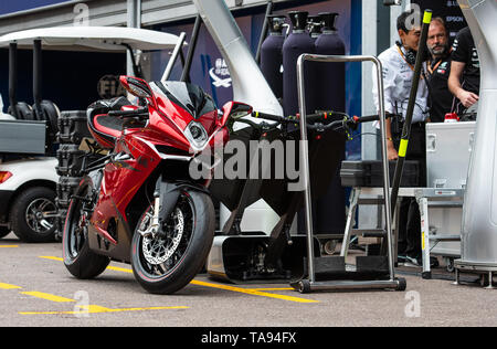 Monte Carlo/Monaco - 22/05/2019 - La limited edition MV Agusta F4 LH44 bike o f#44 Lewis Hamilton (GBR, Mercedes) nella pitlane davanti al 2019 Mo Foto Stock