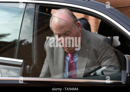 Re spagnolo Juan Carlos I è visto arrivare all'arena Las Ventas durante il 2019 San Isidro festival in Madrid. Foto Stock