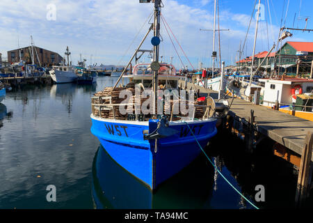 Una barca da pesca è legata a un pontile a Victoria Dock in Hobart waterfront precinct in Tasmania. Foto Stock