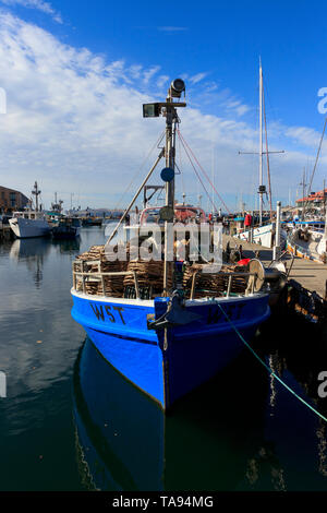 Una barca da pesca è legata a un pontile a Victoria Dock in Hobart waterfront precinct in Tasmania. Foto Stock