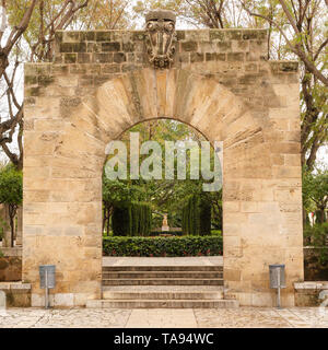 Palma de Mallorca, Spagna - 19 Marzo 2019 : giardino pubblico e arte parco nel centro della città vecchia di Palma accanto al palazzo dei re Foto Stock