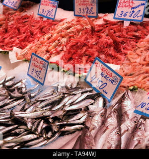Palma Mallorca, Spagna - 20 Marzo 2019 : il pesce fresco e i frutti di mare display per la vendita nel mercato locale del pesce in stallo Foto Stock