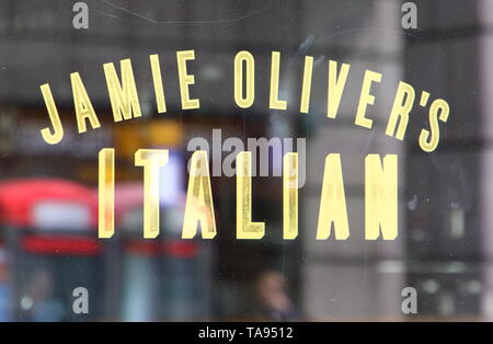 Celebrity chef Jamie Oliver's restaurant group è andato in amministrazione, con 1.000 posti di lavoro persi. Il gruppo, che comprende il Jamie's catena Italiana, barbecoa e quindici, ha nominato KPMG come amministratori. Ventidue dei 25 ristoranti a Jamie Oliver's restaurant group hanno ormai chiuso. Foto Stock