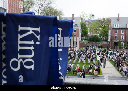 Striscioni con i nomi delle case attendono processione per la laurea al Smith College a Northampton, Massachusetts. Foto Stock