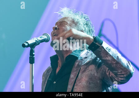 Paolo giovane visto suonare dal vivo sul palco del teatro Olimpia a Dublino come parte dei suoi 35 anni di No Parlez Tour. Foto Stock