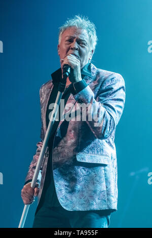 Paolo giovane visto suonare dal vivo sul palco del teatro Olimpia a Dublino come parte dei suoi 35 anni di No Parlez Tour. Foto Stock