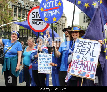 Anti-Brexit manifestanti visto azienda Unione europea le bandiere e gli striscioni al di fuori della sede del parlamento di Westminster a Londra alla vigilia delle elezioni del Parlamento europeo. Foto Stock