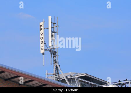 4G e 5G sito di cella. La stazione di base o stazione di ricetrasmissione di base. Comunicazione wireless trasmettitore antenna. Torre di telecomunicazione con antenne Foto Stock