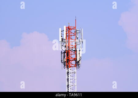 4G e 5G sito di cella. La stazione di base o stazione di ricetrasmissione di base. Comunicazione wireless trasmettitore antenna. Torre di telecomunicazione con antenne Foto Stock