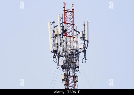 4G e 5G sito di cella. La stazione di base o stazione di ricetrasmissione di base. Comunicazione wireless trasmettitore antenna. Torre di telecomunicazione con antenne Foto Stock