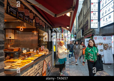 Il coreano locale street food vending di Busan International Film Festival (BIFF) Square in Nampodong, città di Busan, Corea del Sud Foto Stock