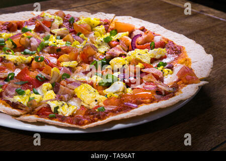 Colazione messicana pane piatto su una piastra Foto Stock