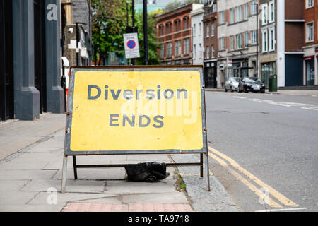 Giallo termina di diversione cartello stradale in una città del Regno Unito street Foto Stock