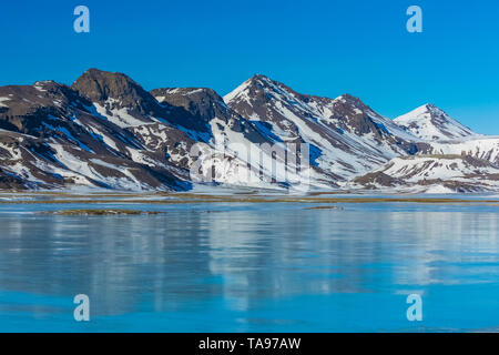 Lago ghiacciato vicino a Thingvellir National Park in Islanda Foto Stock