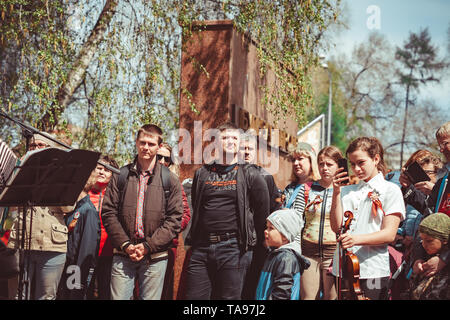 La Russia, Siberia, Novokuznetsk - 9 maggio 2019: un sacco di gente alla celebrazione della Giornata della vittoria in Russia Foto Stock