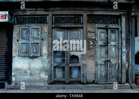 Vecchia casa porte con serratura, Pune, Maharashtra. Foto Stock