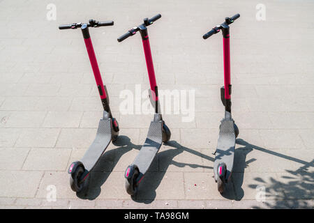 Eco moderna città elettrico scooter per noleggiare fuori sul marciapiede. Turismo alternativo, trasporto intorno alla città, bici Servizio di sostituzione. E- Foto Stock