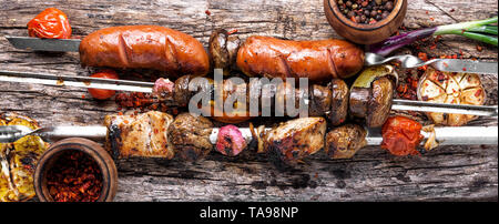 Assortimento di piatti alla griglia, spiedini, salsicce e verdure grigliate Foto Stock