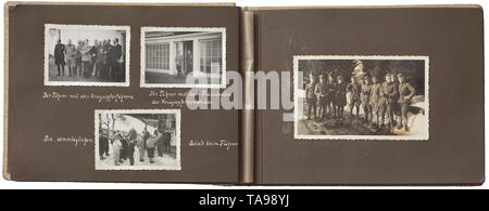 Un album di foto di un membro della Leibstandarte - Obersalzberg Legendées album di foto con un totale di circa un centinaio di fotografie della SS stati effettuati principalmente intorno alla proprietà di Obersalzberg. Raffigurazione di '9 Sturm" come comando di protezione all'arrivo a Berchtesgaden, fodera in alto nella parte anteriore del Berghof, sulla protezione nella parte anteriore del Berghof, drive al Berghof edifici e 'Haus Türken', il Führer accoglie i visitatori, SS arruolato uomini impegnati in attività ricreative, Göring's country house, apertura ufficiale del Berghof. La copertina dell'album con applicata aquila nazionali (, Editorial-Use-solo Foto Stock