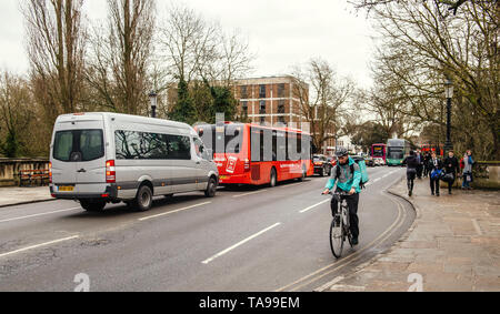 Oxford, Regno Unito - Mar 3, 3017: ciclista a consegnare il cibo veloce da client via Deliveroo App - il pendolarismo veloce nella città universitaria con grande termo borsa con logo Deliveroo Foto Stock