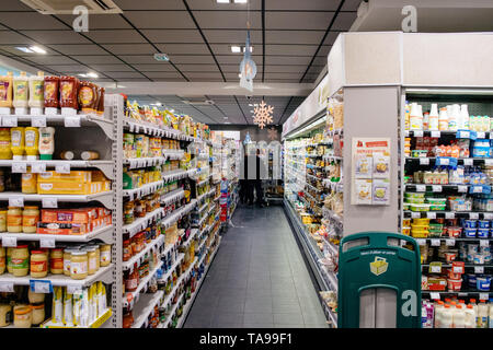Parigi, Francia - 27 DIC 2017: più prodotti all'interno di grandi supermercati moderni Foto Stock