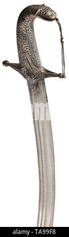 Un significativo russo/Daghestanian argento-montato sabre, circa 1910 singola lama a bordo con numerose gualchiere su entrambi i lati. Impugnatura e fodero in legno con splendidamente inciso, nielloed, cordone-orlato supporti d'argento, due d'argento degli anelli di sospensione. La sciabola appendiabiti con tracce di età. Quillons con due riparazioni. Condizione di squisita e di splendida fattura. Lunghezza 85 cm. Rare. storica, storica del xx secolo, Additional-Rights-Clearance-Info-Not-Available Foto Stock