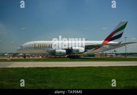 Emirates Airlines, Airbus A380 di aerei in arrivo all aeroporto di Gatwick. Large double decker aeromobili. Foto Stock