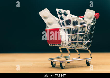 Una miniatura del carrello pieno di pillole. Foto Stock