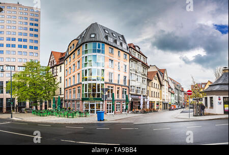 JENA, Germania - circa aprile, 2019: Johannisplatz di Jena in Turingia, Germania Foto Stock