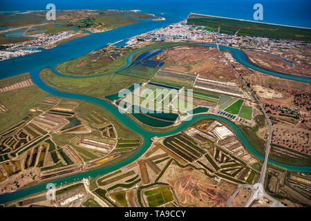 In primo piano Vila Real de Santo Antonio riserva naturale. Faro . Algarve. Il portogallo.sullo sfondo del fiume Guadiana e a Ayamonte. Andalusia. Spagna Foto Stock