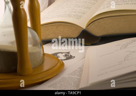 Libri di astrologia e clessidra in ufficio psichica Foto Stock