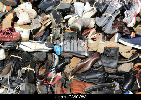 Pyramide de chaussures. Handicap International. Foto Stock