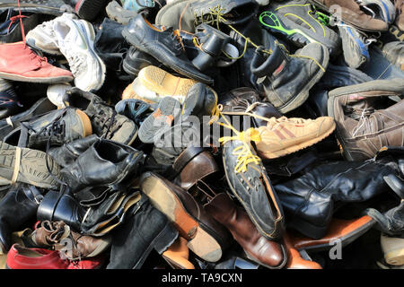 Pyramide de chaussures. Handicap International. Foto Stock