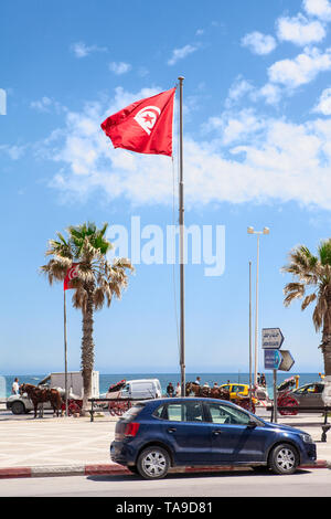 SOUSSE, TUNISIA-CIRCA NEL MAGGIO 2012: parcheggio auto si trova vicino al Bou Jaafar beach in Avenue Hedi Chaker, Boulevard de la Corniche. Si tratta di striscia sabbiosa di spiaggia Foto Stock