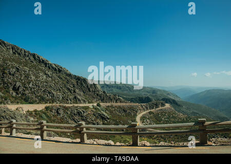 Parapetto in calcestruzzo sul bordo della strada sul paesaggio roccioso all'altopiano di Serra da Estrela. La catena montuosa più alta nella parte continentale del Portogallo. Foto Stock