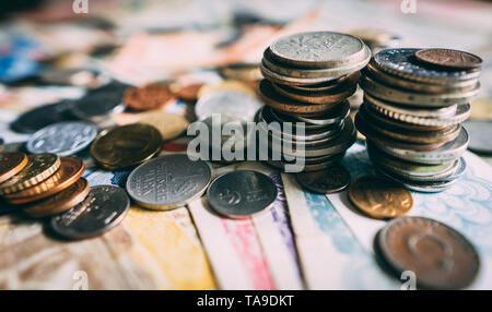 Vista dall'alto delle varie monete spalmata sulla tabella. Un sacco di monete metalliche da diversi paesi nella pila. Foto Stock