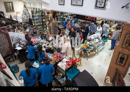 SOUSSE, TUNISIA-CIRCA maggio, 2012: zona shopping e checkout lane sono in Yasmina centro di souvenir. Interno di grandi regali con un sacco di pubblicità gi Foto Stock