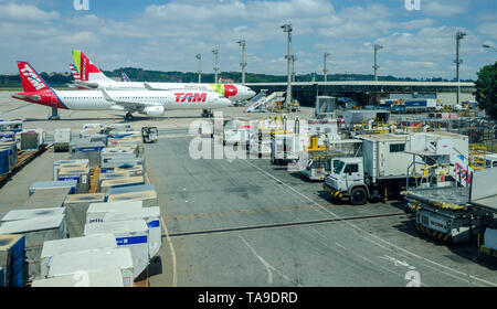 16 settembre 2018 ; SAO PAULO , Brasile ; Cargo contenitori bagagli all'Aeroporto Internazionale Guarulhos in Brasile. Foto Stock