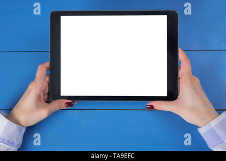 Mockup immagine - donna che guarda al computer tablet con bianco display vuoto Foto Stock