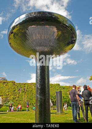 La scultura di William Pye sul display nel giardino segreto, Kemp Town, Brighton Foto Stock