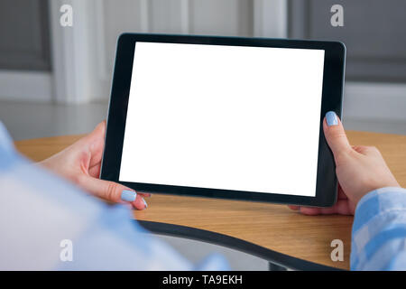 Mockup immagine - donna che guarda al computer tablet con bianco display vuoto Foto Stock