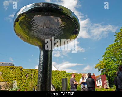 La scultura di William Pye sul display nel giardino segreto, Kemp Town, Brighton Foto Stock