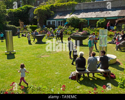 La scultura di William Pye sul display nel giardino segreto, Kemp Town, Brighton Foto Stock