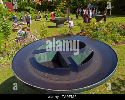 La scultura di William Pye sul display nel giardino segreto, Kemp Town, Brighton Foto Stock